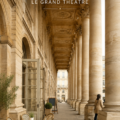 Vue extérieure du Grand Théâtre de Bordeaux, un bâtiment majestueux en pierre avec des colonnes et des détails architecturaux.