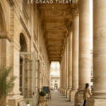 Vue extérieure du Grand Théâtre de Bordeaux, un bâtiment majestueux en pierre avec des colonnes et des détails architecturaux.