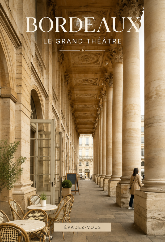 Vue extérieure du Grand Théâtre de Bordeaux, un bâtiment majestueux en pierre avec des colonnes et des détails architecturaux.