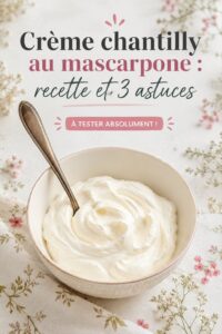 Crème chantilly au mascarpone présentée dans un joli bol avec des fruits frais