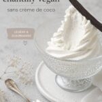 Crème chantilly vegan légère et aérienne dans un bol en verre.