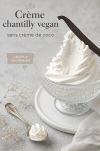 Crème chantilly vegan légère et aérienne dans un bol en verre.