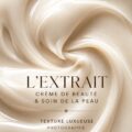 Crème L'Extrait de Lancôme sur une table en bois, entourée de fleurs