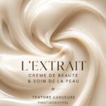 Crème L'Extrait de Lancôme sur une table en bois, entourée de fleurs