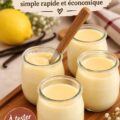 Pots de crème à la vanille crémeux et onctueux sur une table en bois.