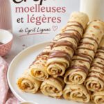 Plateau de crêpes légères et moelleuses garnies de fruits frais et de sirop