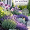 Un jardin coloré avec une variété de fleurs et d'éléments décoratifs.