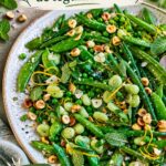 Mélange de légumes verts à l'ail, coloré et appétissant sur une assiette