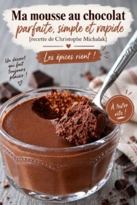 Mousse au chocolat parfaite servie dans un joli dessert en verre