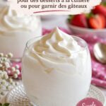 Mousse au yaourt servie dans des verres éclatants avec des fruits frais
