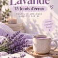 Un intérieur chaleureux avec un papier peint lavande pastel.
