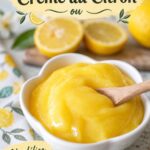 dessert de crème au citron avec une garniture de zestes de citron
