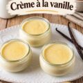 Un bol de crème à la vanille décoré de graines de vanille, prêt à être servi.