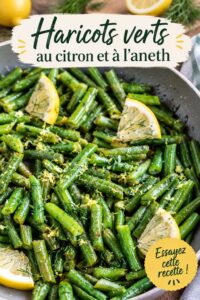 Une assiette de haricots verts cuisinés au citron et à l'aneth, garnie de zestes de citron pour encore plus de saveurs.