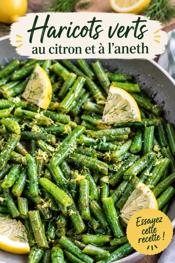 Une assiette de haricots verts cuisinés au citron et à l'aneth, garnie de zestes de citron pour encore plus de saveurs.