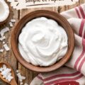 Mousse à la noix de coco servie dans un bol blanc décoré de fruits frais.