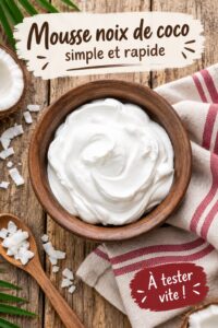 Mousse à la noix de coco servie dans un bol blanc décoré de fruits frais.