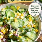 Un saladier coloré de salade de concombre frais sur une table d'été.