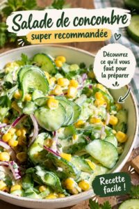Un saladier coloré de salade de concombre frais sur une table d'été.