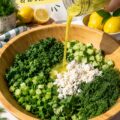 Salade vegan au citron et à l'aneth, serveuse garnie de légumes frais