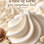 Un pot de crème au karité sur une table en bois avec des fleurs à côté.
