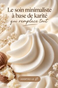 Un pot de crème au karité sur une table en bois avec des fleurs à côté.