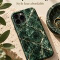 Coque élégante en marbre vert ornant un smartphone sur un fond chic.