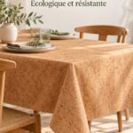 Manteau en lin naturel drapé dans un salon chaleureux avec une décoration moderne.