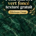 Un intérieur élégant avec du marbre vert foncé sur les murs et des accessoires décoratifs assortis.