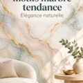 Un mur décoré avec du papier peint effet marbre grisé, ajoutant une touche chic à la pièce.