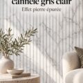 Papier peint marbré strié dans un salon chic et moderne.