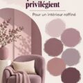 Un salon décoré avec différentes teintes de mauve, mettant en avant une ambiance chaleureuse et sophistiquée.